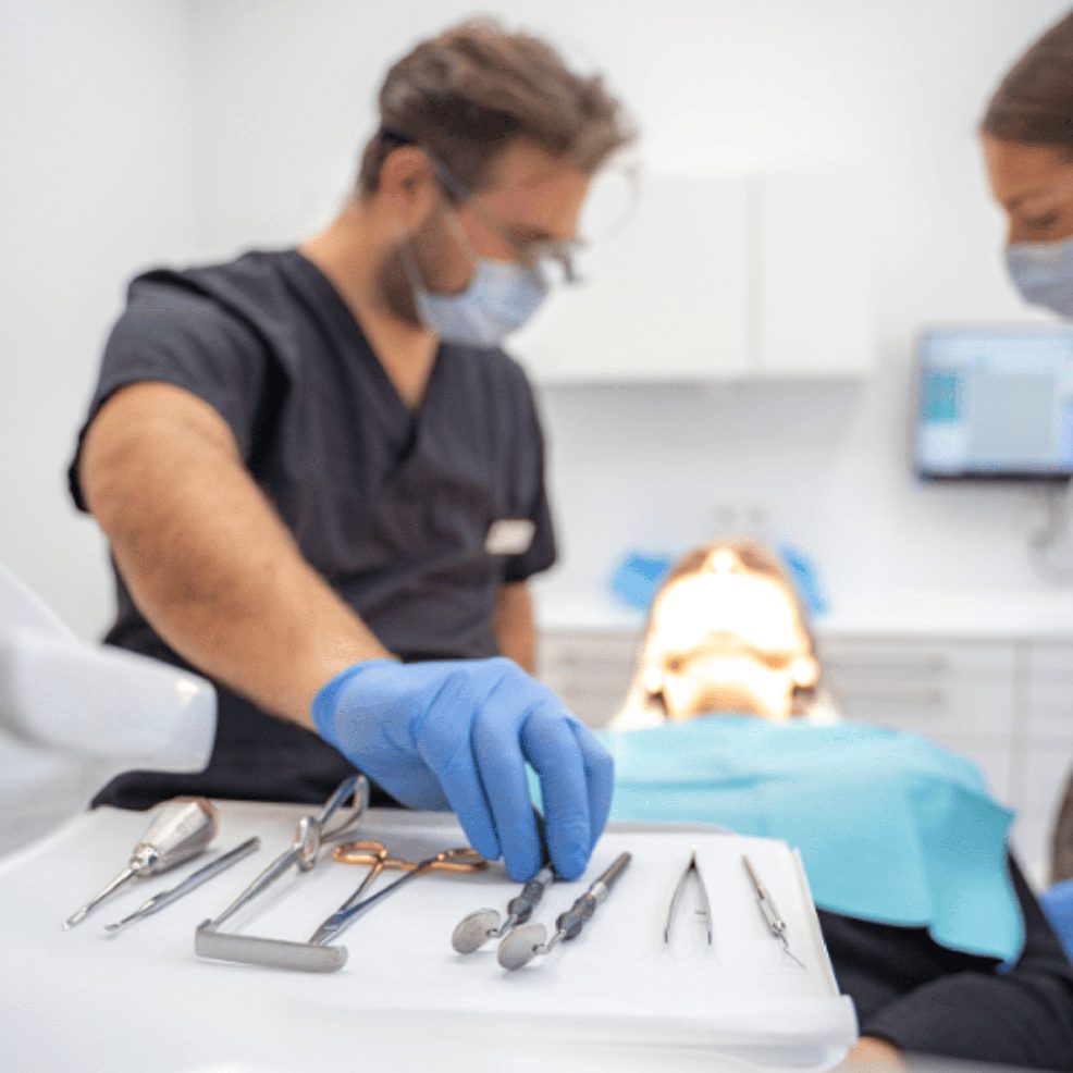 Zahnarzt bereitet Instrumente für eine Behandlung vor