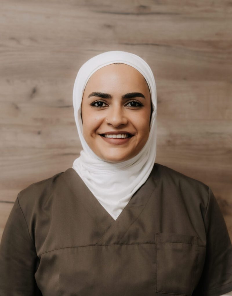 Sajida, Zahnärztin in der Praxis