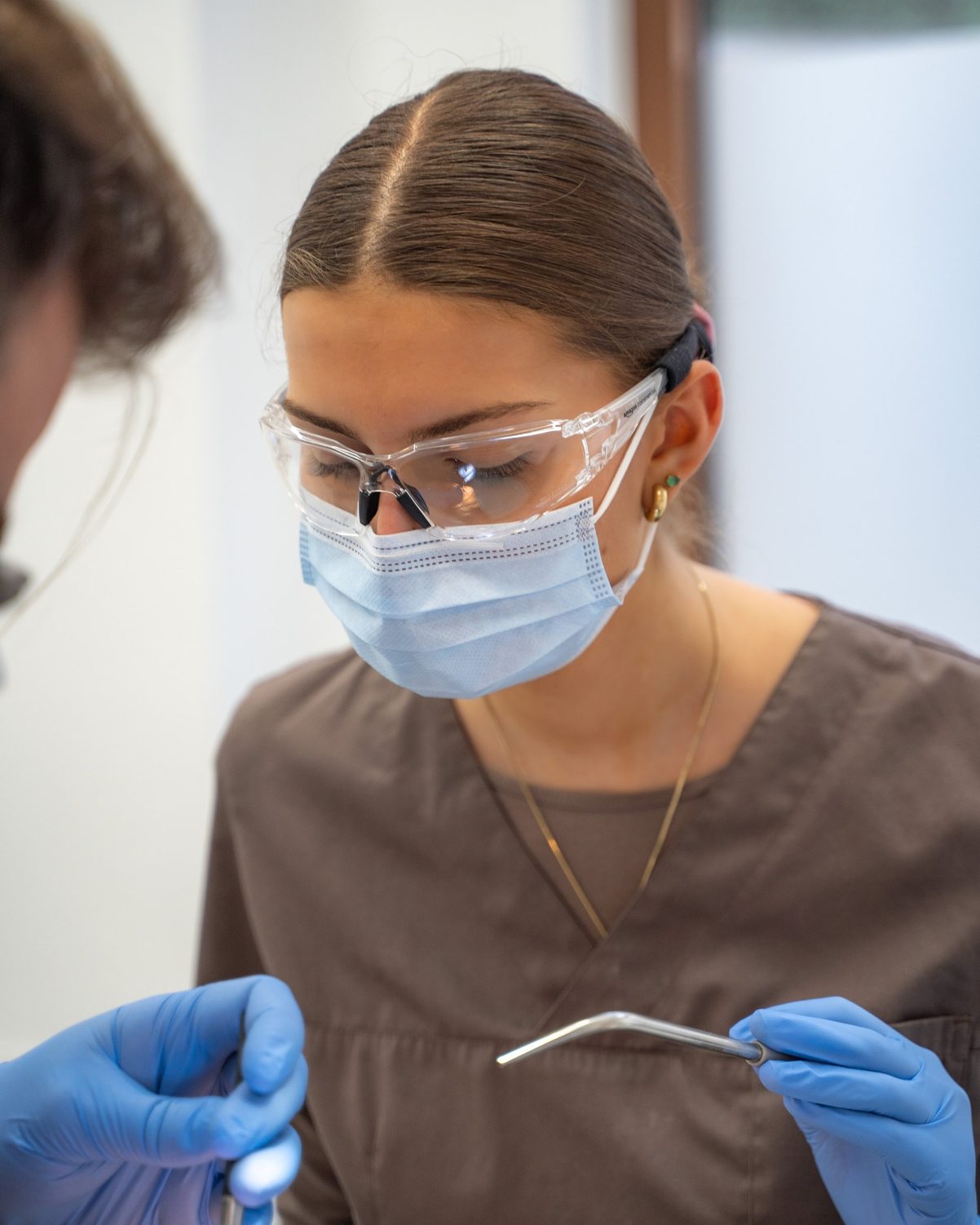 ZFA bei der Behandlungsassistenz mit Schutzbrille