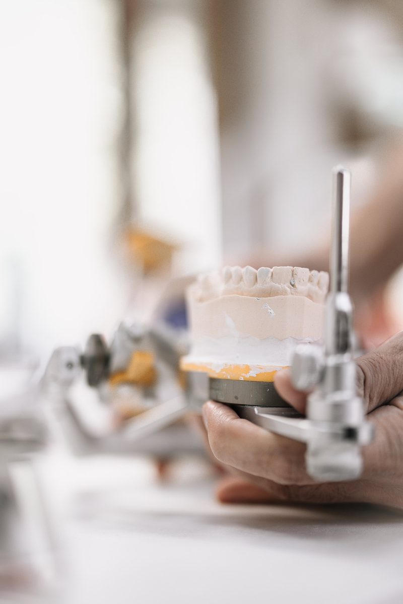 Zahntechnische Arbeit am Modell im Praxislabor